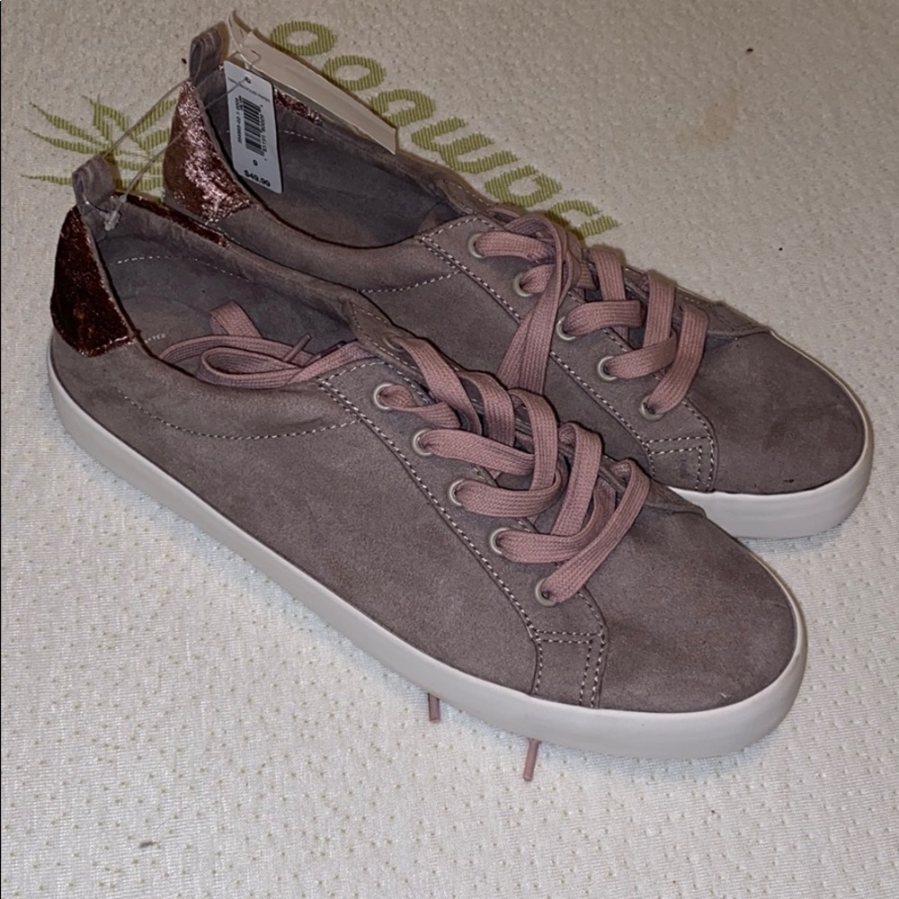 GAP NWT Taupe and rose gold tennis shoes